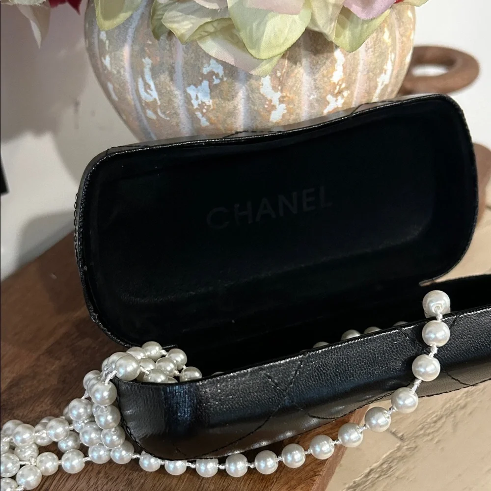 CHANEL Black Quilted Sunglasses Case with CC Emblem - Picture 2 of 4